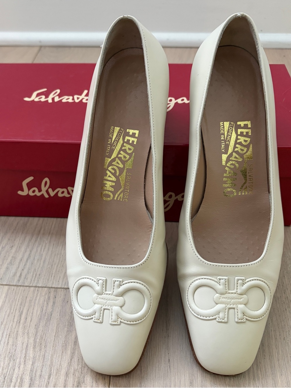 Salvatore Ferragamo New Bone Ivory Leather Logo Square Toe Pumps Heels Size 5.5